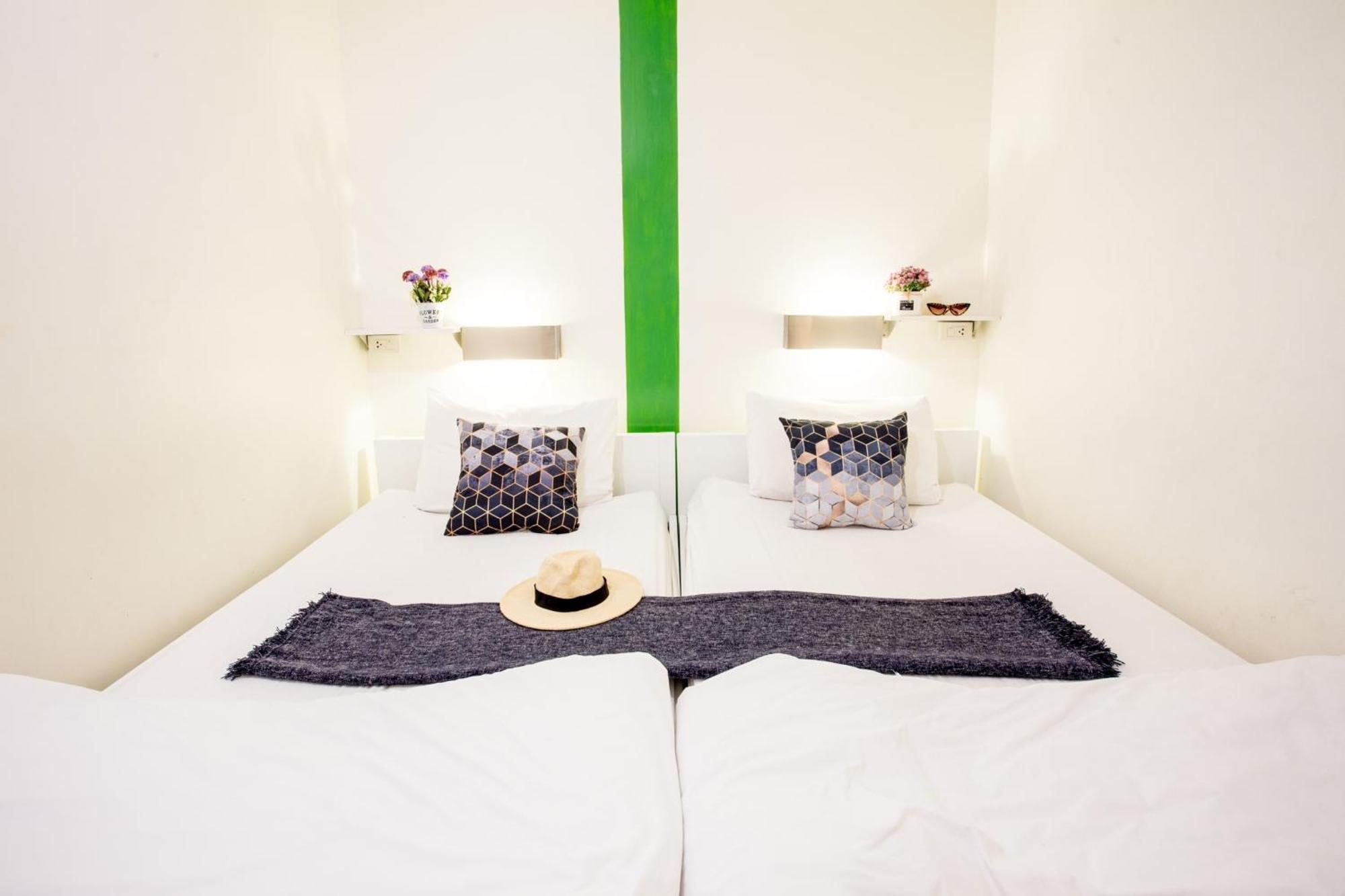 Qilombo Hostel Silom - Hq Бангкок Экстерьер фото