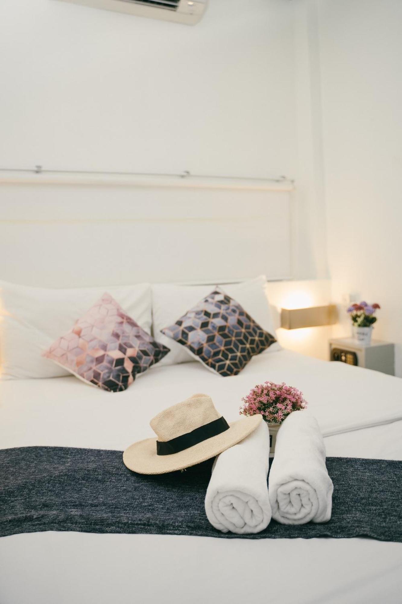 Qilombo Hostel Silom - Hq Бангкок Экстерьер фото